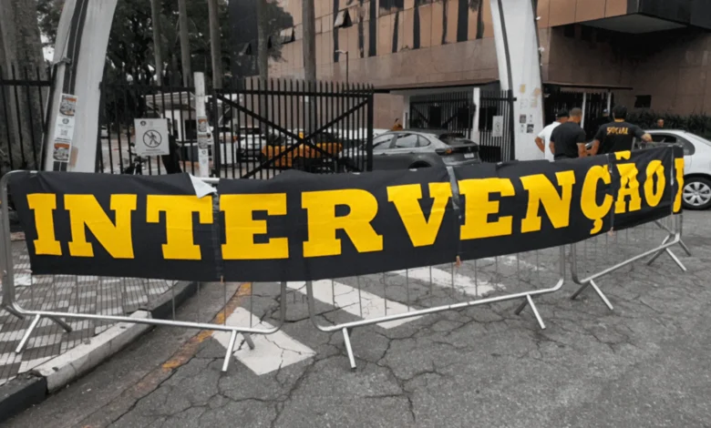 Torcedores do Corinthians protestam no Parque São Jorge por intervenção judicial