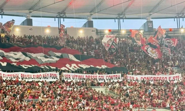 Torcida do Flamengo protesta contra proibição das bets no Maracanã