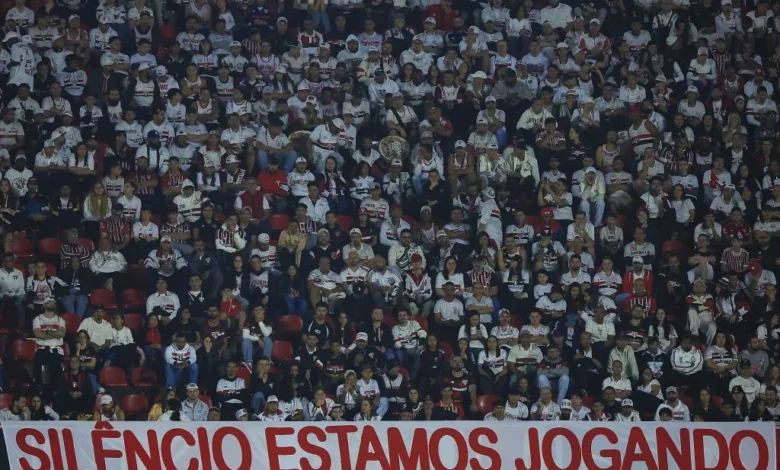 Torcida do São Paulo protesta após revés para o Cruzeiro no Mineirão