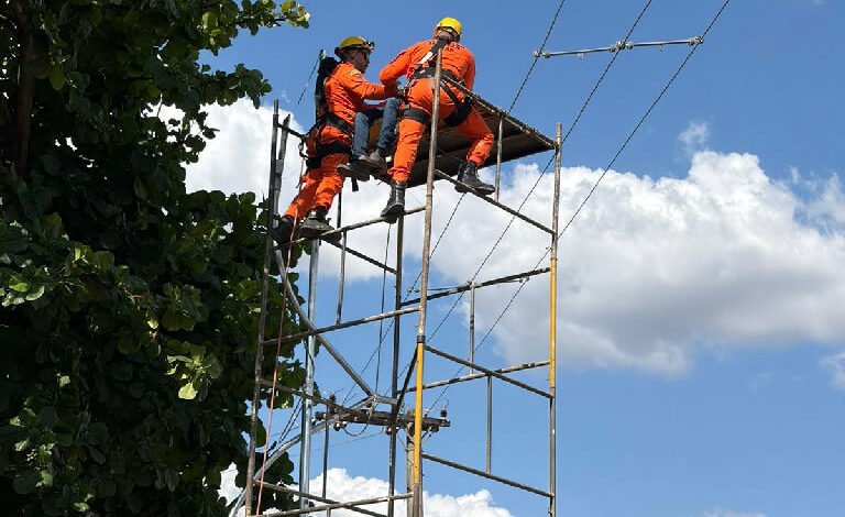 Trabalhadores sofrem choque elétrico em poste e bombeiros atuam no resgate