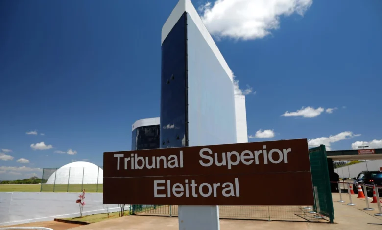 TSE determina que Flávio Bolsonaro complemente ação contra Lula e Janones