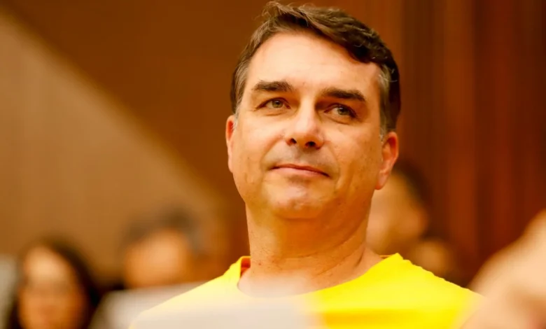 TSE exige complementação de provas em ação movida por Flávio Bolsonaro contra Lula e Janones
