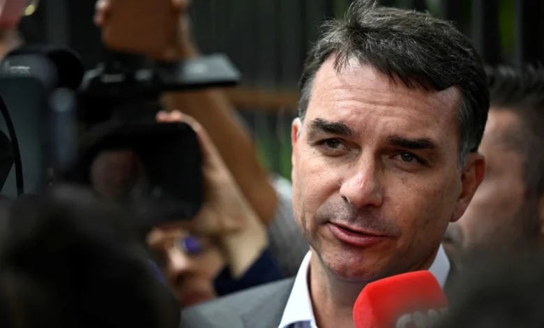 TSE ordena remoção de postagem do PT sobre cortes atribuídos a Flávio Bolsonaro