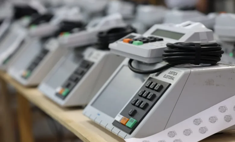 TSE paralisa apuração dos votos após extensão do horário de votação