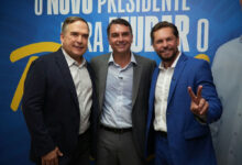 União Brasil e PP oficializam apoio à candidatura de Flávio Bolsonaro