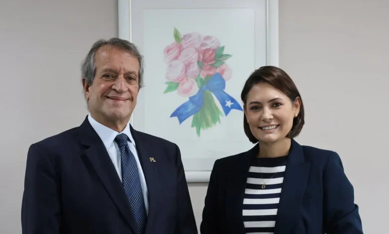 Valdemar Costa Neto e Michelle Bolsonaro se reúnem para debater futuro do PL