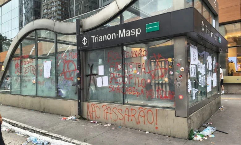 Vandalismo em estações de metrô marca dispersão de ato pró-Lula na avenida Paulista