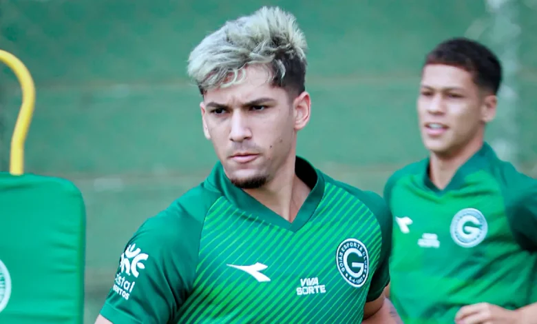 Vasco demonstra interesse em jovem destaque e volante do Goiás