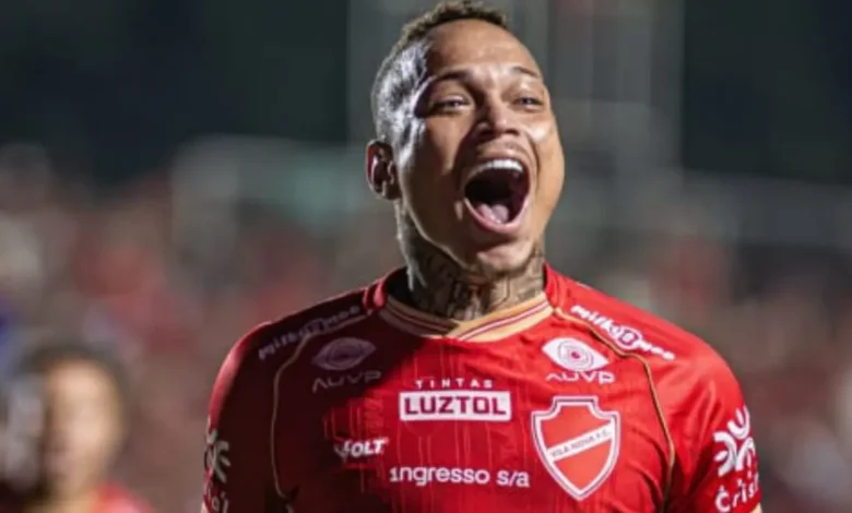 Vila Nova supera Botafogo-sp com gol decisivo de Janderson nos acréscimos