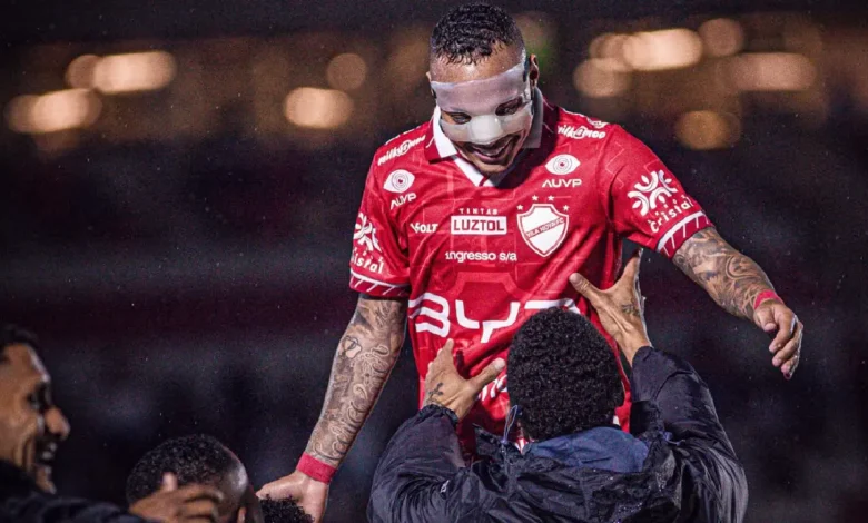 Vila Nova vence Botafogo-sp com gol decisivo de Janderson e segue líder
