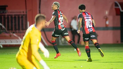 Vitória domina Chapecoense no Barradão e ganha fôlego na tabela do Brasileirão
