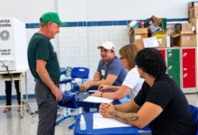 Zacharias Calil vota em Goiânia e aguarda apuração para o Senado