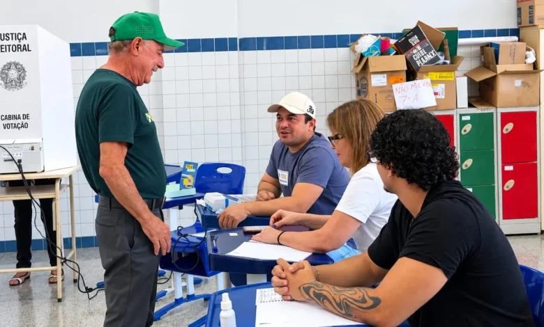 Zacharias Calil vota em Goiânia e aguarda apuração para o Senado