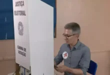 Zema entra com celular na cabine de votação e alega falta de orientação