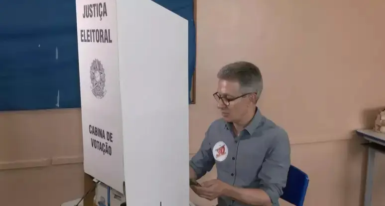 Zema entra com celular na cabine de votação e alega falta de orientação